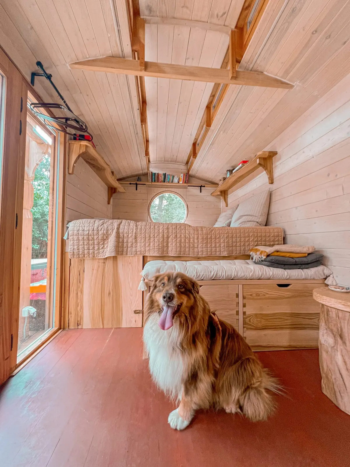 Relaxing by a glamping cabin in Posázaví